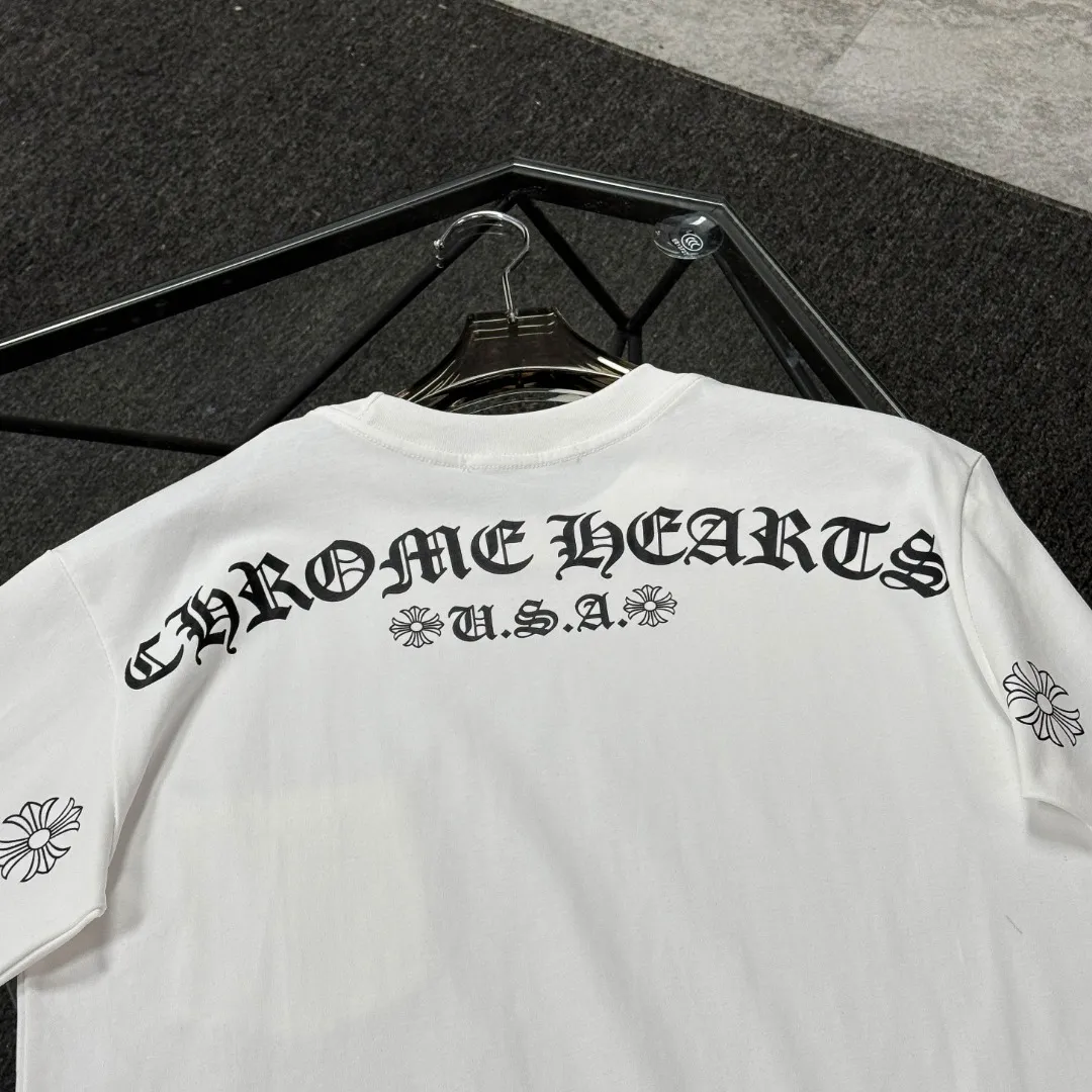 P170 Chrome Hearts 25 high-end versions. The fabric is made of 300 grams of high-density pure cotton. It does not deform or shrink. It has three labels. It is the same style for men and women. Technology: suede foaming + digital printing. Color: white, black. SIZE: S-XL.